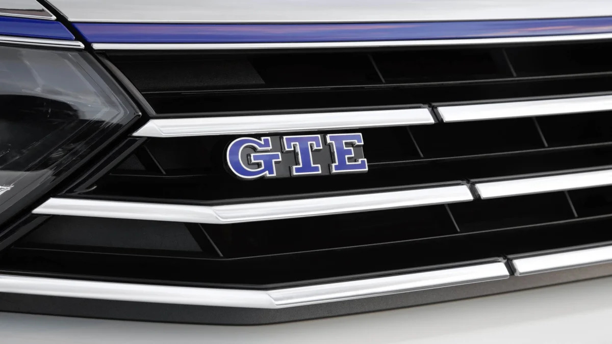 Volkswagen Passat GTE grille badge