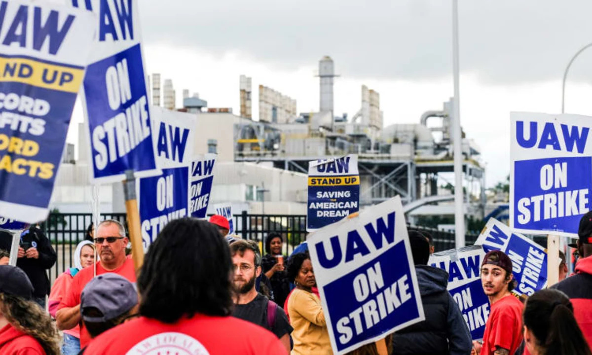 Ford, GM, Stellantis Lay Off 5,000 Workers; UAW 'Stand-Up Strike