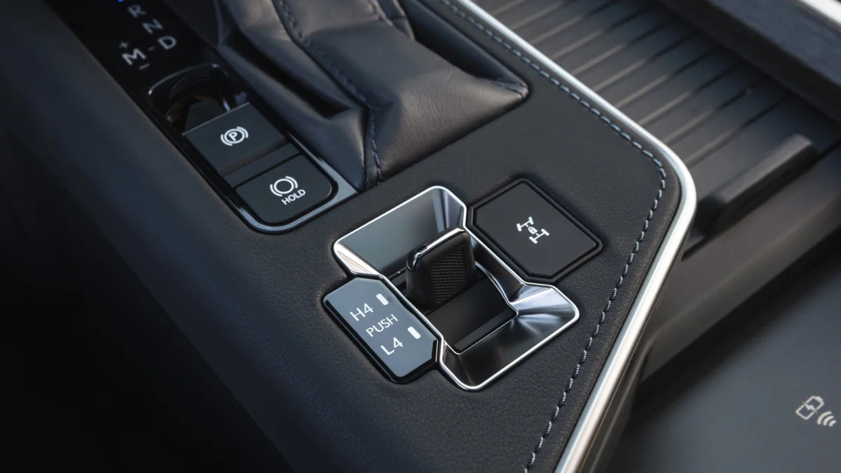 2024 Lexus GX 550 Luxury+ 4WD controls