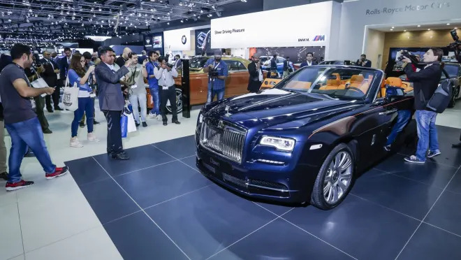 Two-Tone Roll-Royce Ghost Extended Is Company's First Bespoke Car From Dubai