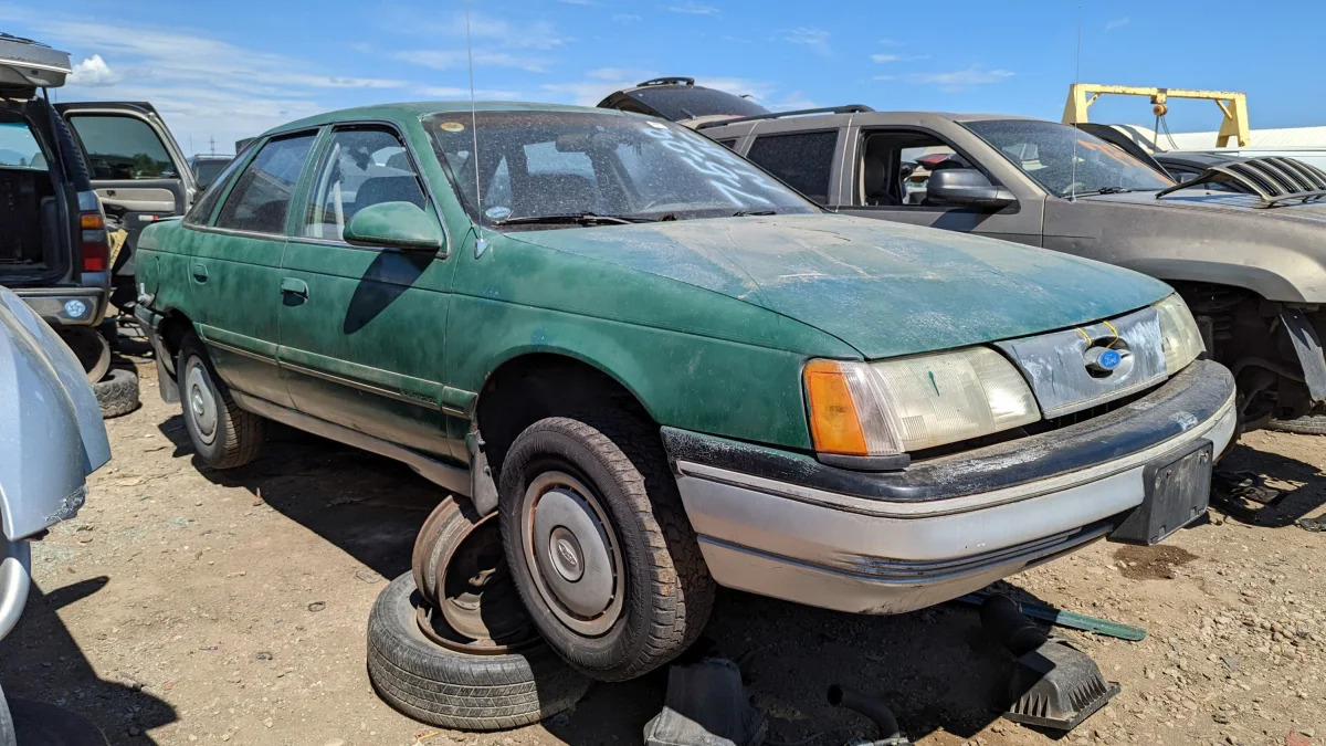 99 - 1986 Ford Taurus in Colorado junkyard - Photo by Murilee Martin