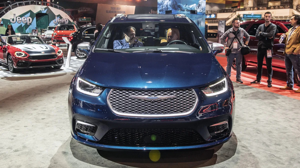 2021-chrysler-pacifica-chicago-05