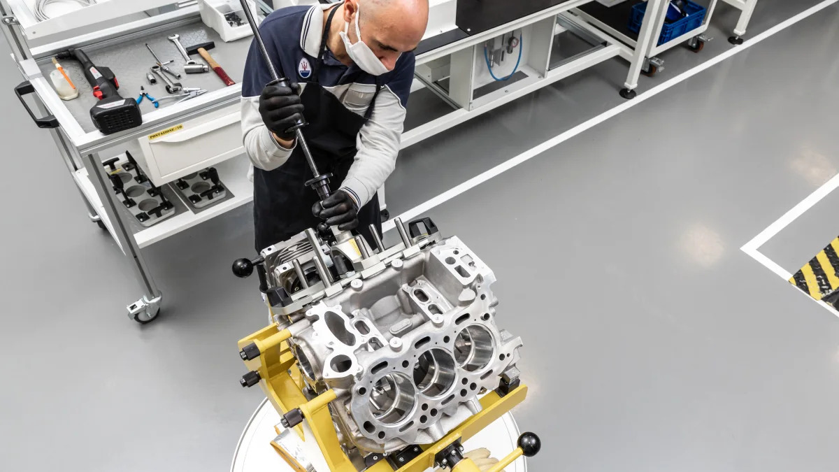 11_Maserati_Nettuno_Engine_Lab_Fitting of cylinder liners