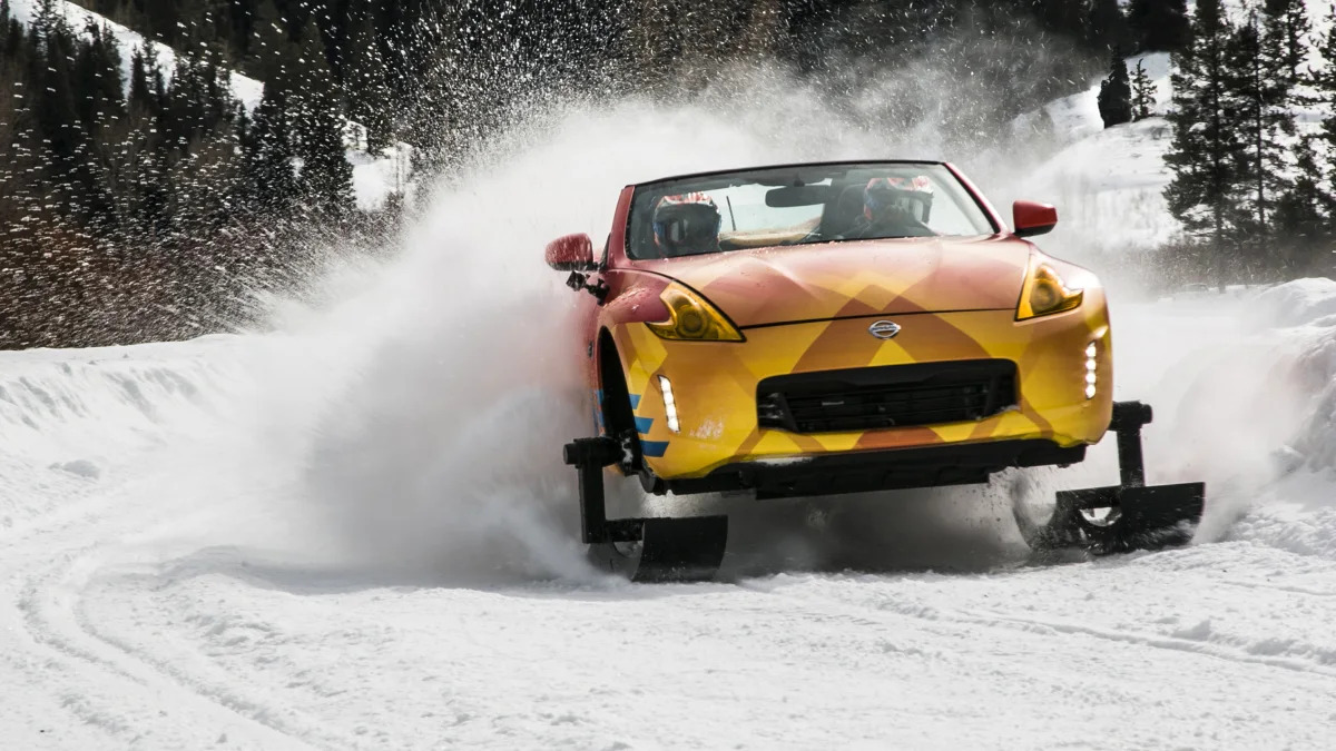 Nissan 370zki driving in the snow