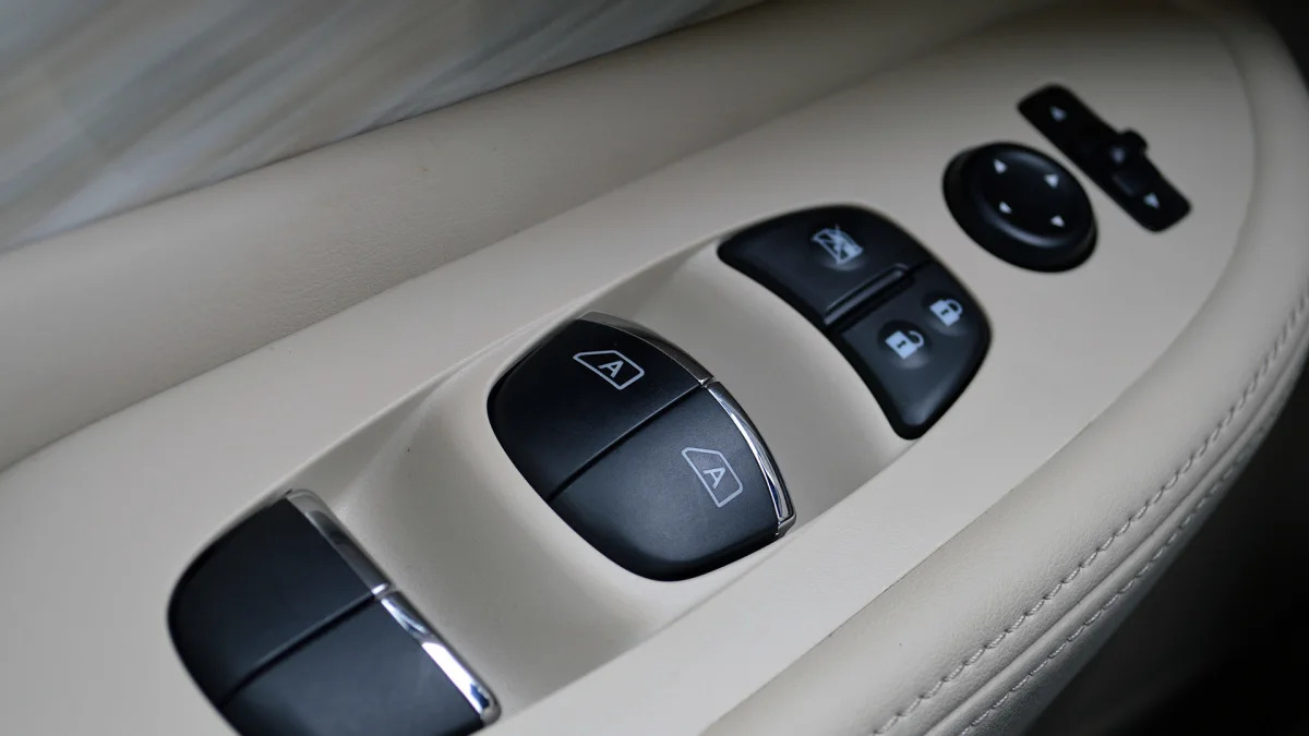 2015 Nissan Murano door controls