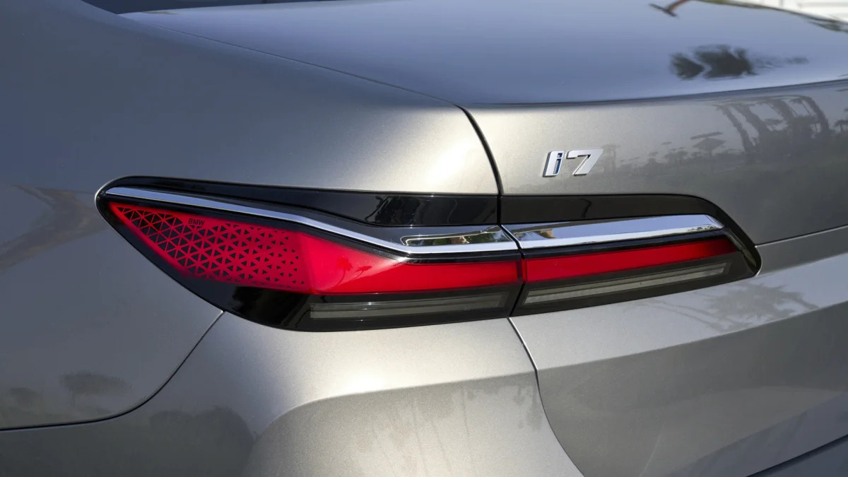 BMW i7 xDrive Oxid Grey taillight detail