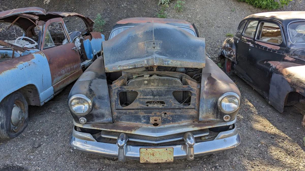 46 - 1951 Kaiser Deluxe in Colorado junkyard - photo by Murilee Martin