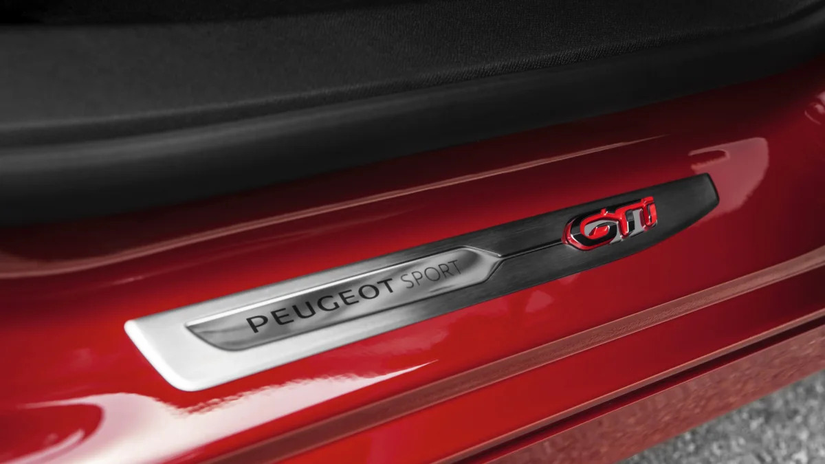 Peugeot 308 GTi door sill