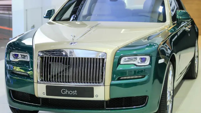 Two-Tone Roll-Royce Ghost Extended Is Company's First Bespoke Car From Dubai