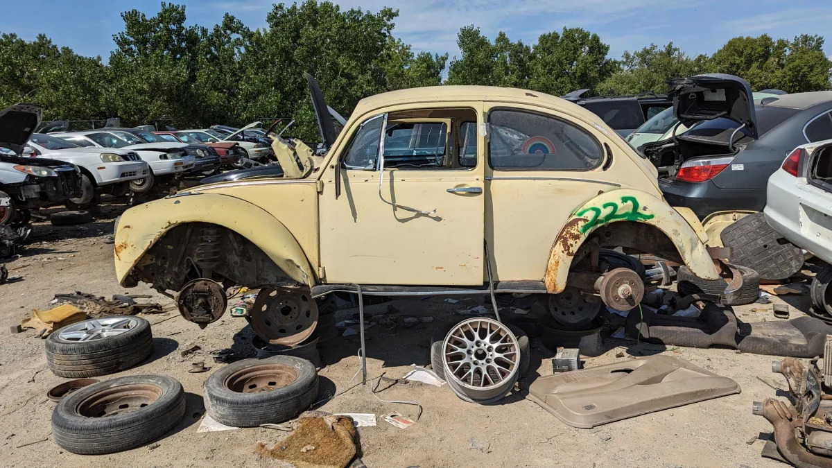 99 - 1971 Volkswagen Super Beetle in Colorado junkyard - photo by Murilee Martin