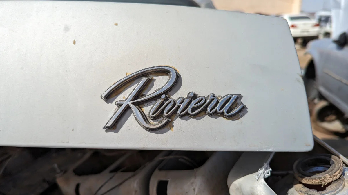01 - 1986 Buick Riviera in Arizona junkyard - photo by Murilee Martin