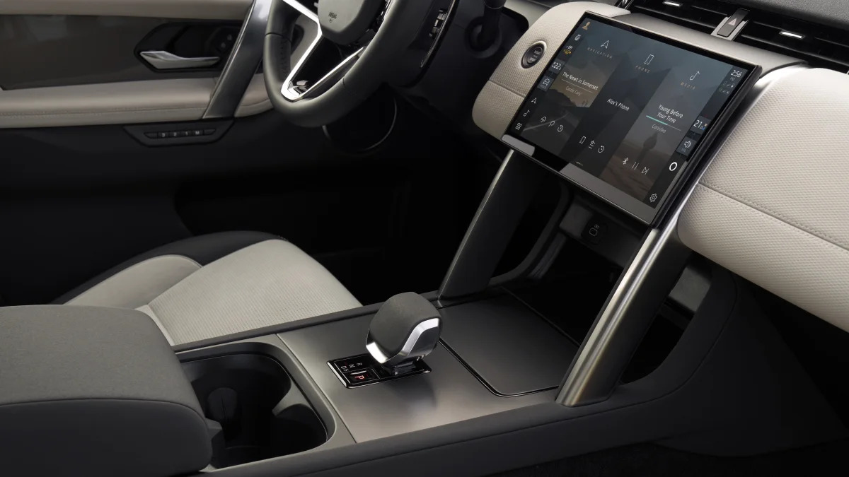 2024-land-rover-discovery-sport-interior-4