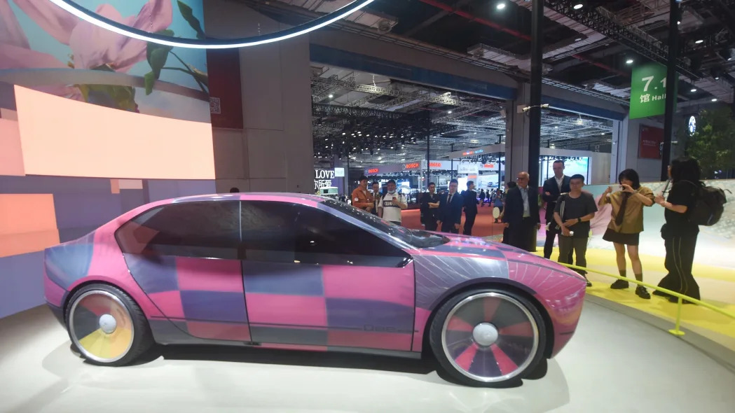 The BMW i Vision Dee color-changing concept car.