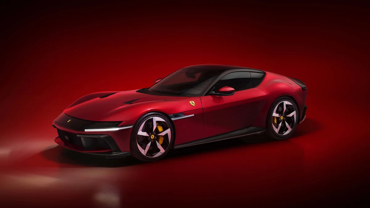 New_Ferrari_V12_ext_02_red