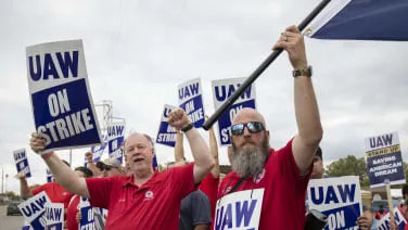 GM makes new counteroffer to UAW in strike talks