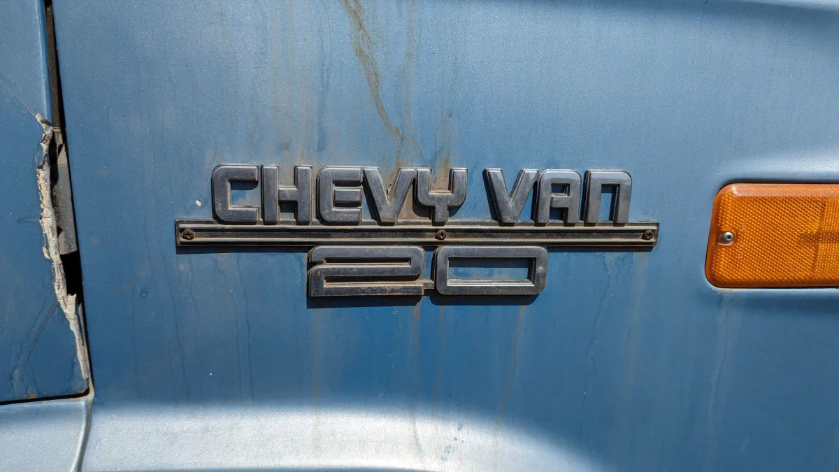 06 - 1996 Chevrolet G20 Van in Arizona junkyard - photo by Murilee Martin