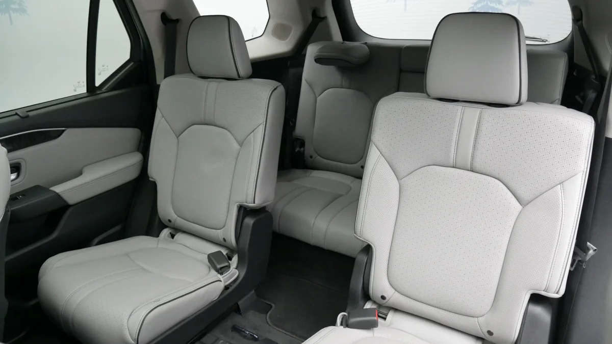 2023 Honda Pilot Elite middle seat removed from front