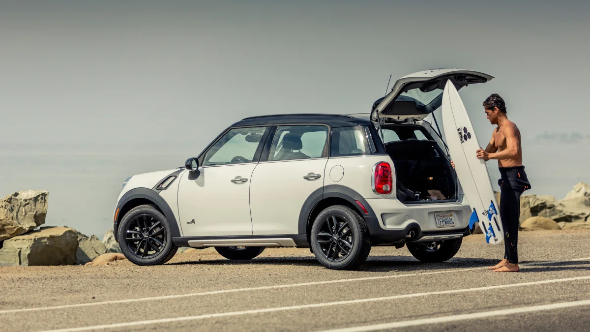 Mini Countryman in white with surfboard