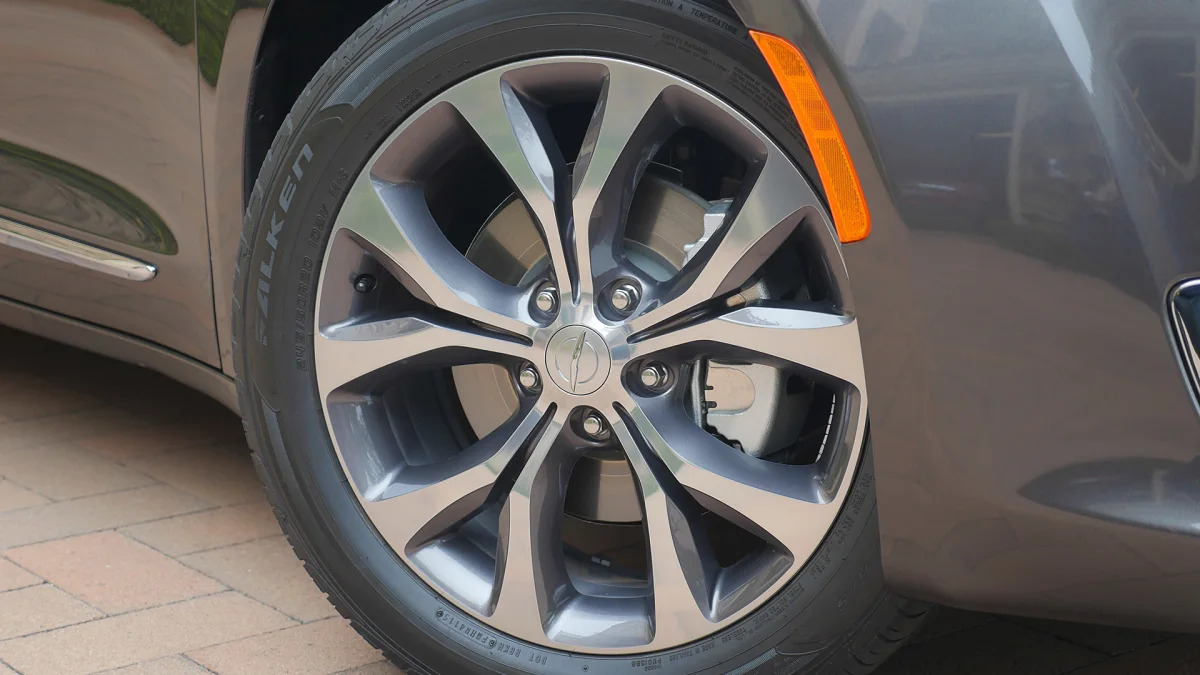 2017 Chrysler Pacifica wheel