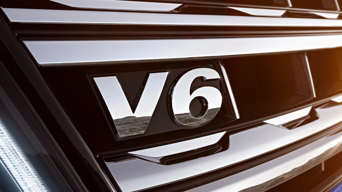 2017 Volkswagen Amarok Aventura V6 TDI badge grille