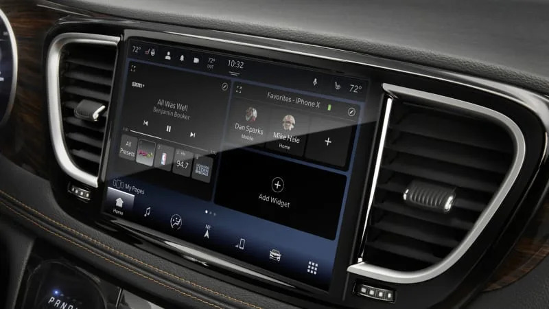 2023 Chrysler Pacifica Uconnect 5 touchscreen
