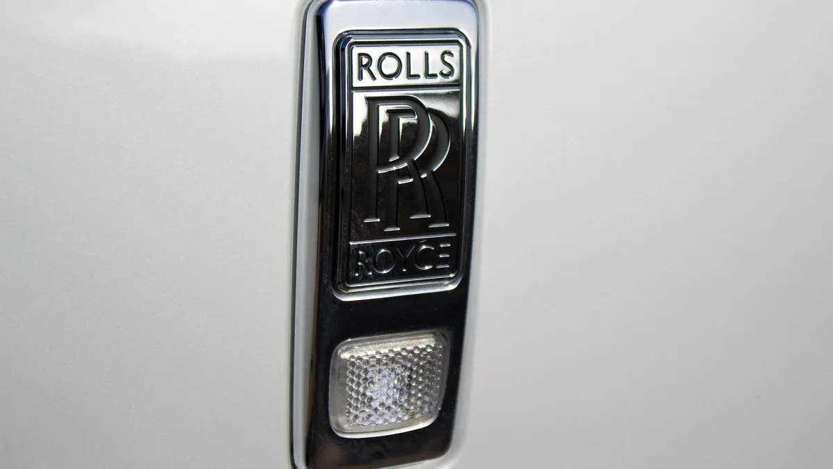 2016 Rolls-Royce Dawn badge