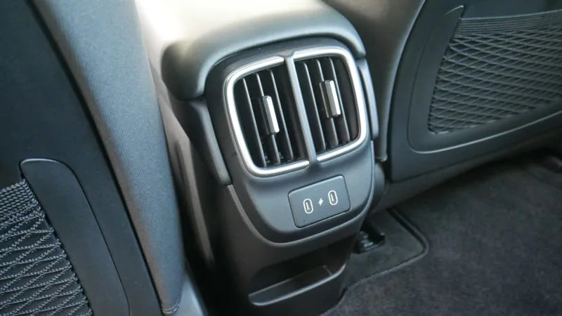2023 Hyundai Ioniq 6 SE backseat airvents and USB C ports