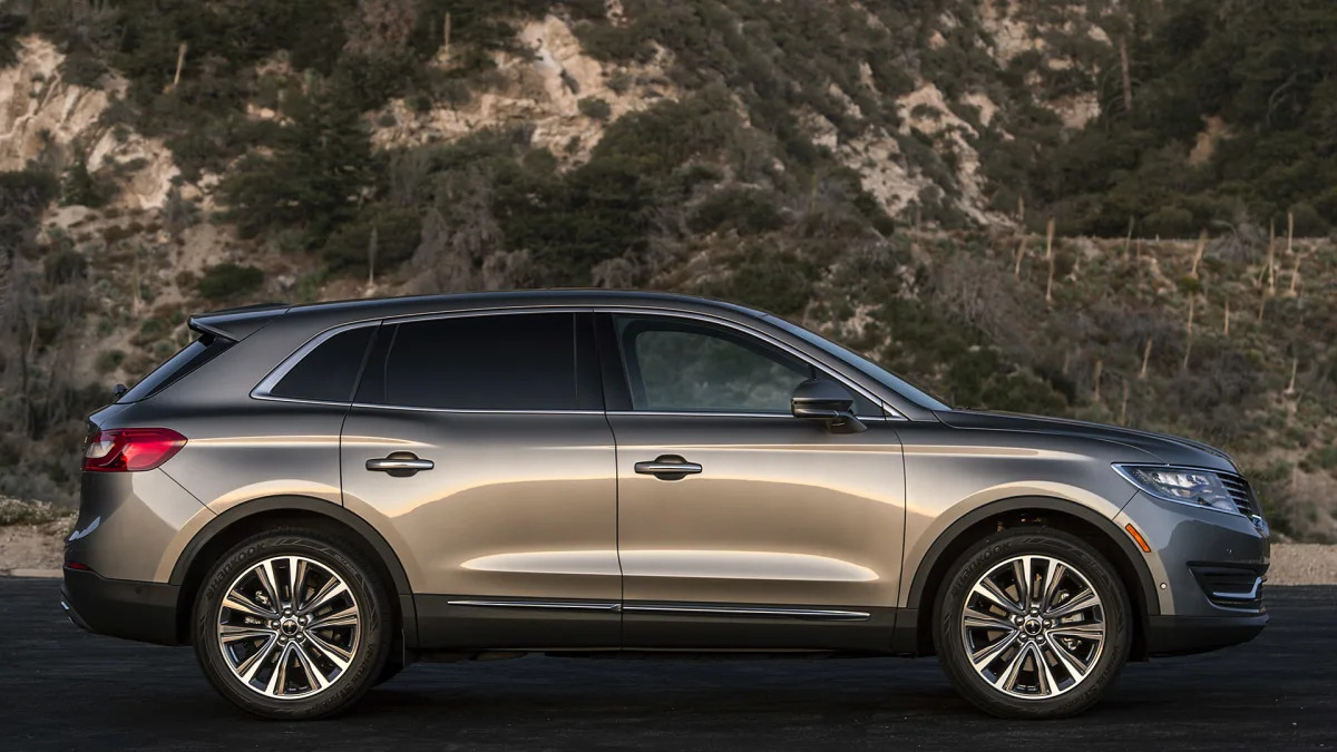 2016 Lincoln MKX side view