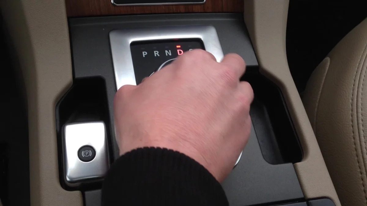 2015 Land Rover LR4 Shift Knob | Autoblog Short Cuts