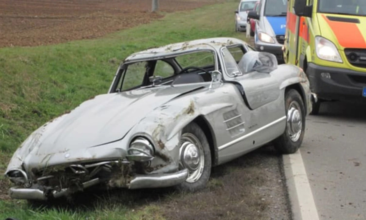 Mercedes 300SL Gullwing wrecked by mechanic - Autoblog