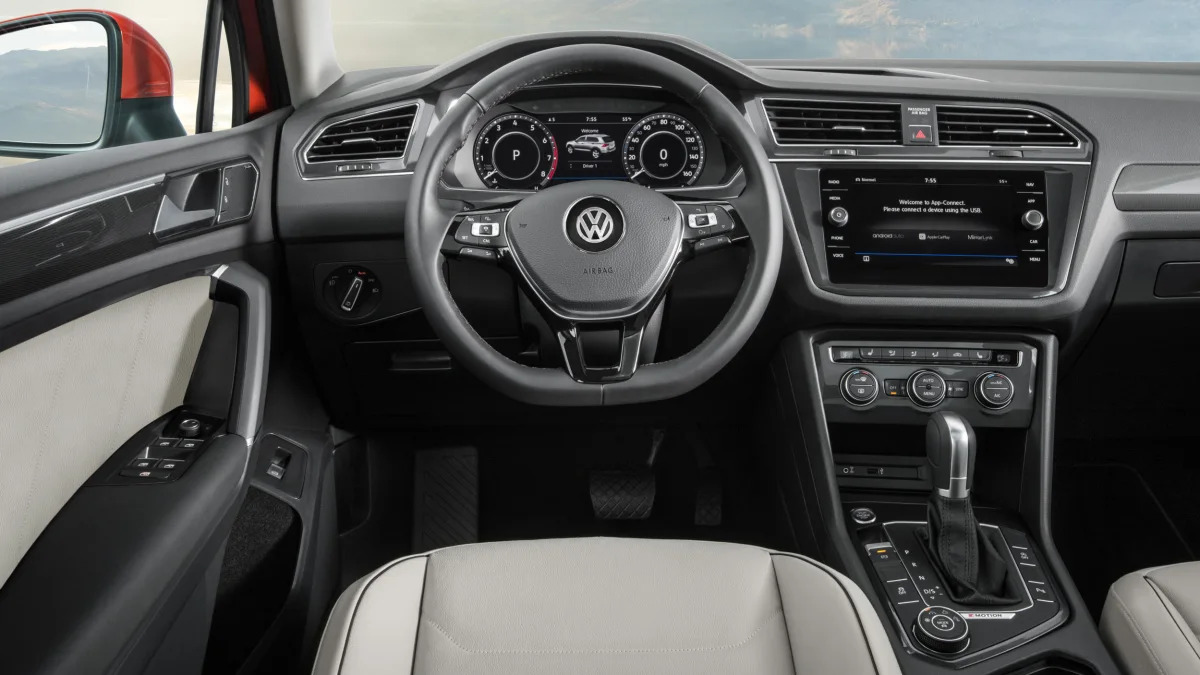 2018 Volkswagen Tiguan interior 2