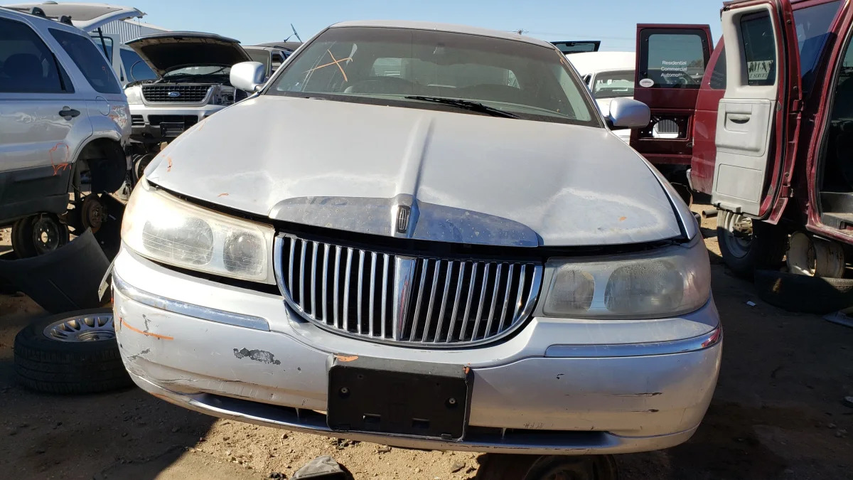 37 - 2000 Lincoln Town Car Cartier Edition in Colorado junkyard - photo by Murilee Martin