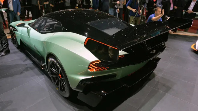 Los nuevos super carros de Aston Martin presentes en el Salón del Automóvil  Ginebra - CNN Video