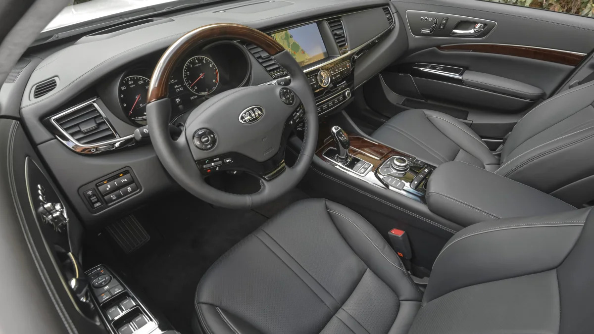 2016 Kia K900 interior black