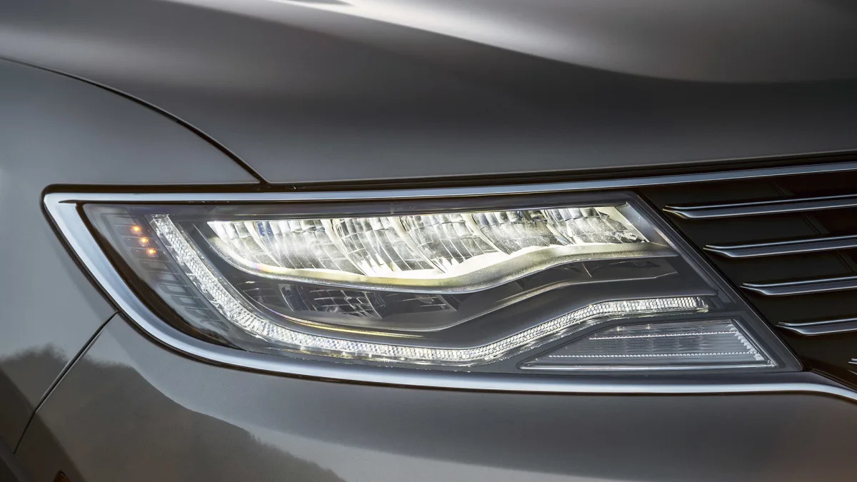 2016 Lincoln MKX headlight