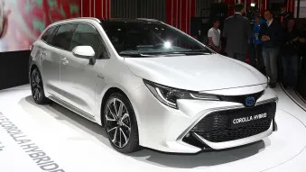 2019 Toyota Corolla Hybrid: Paris 2018