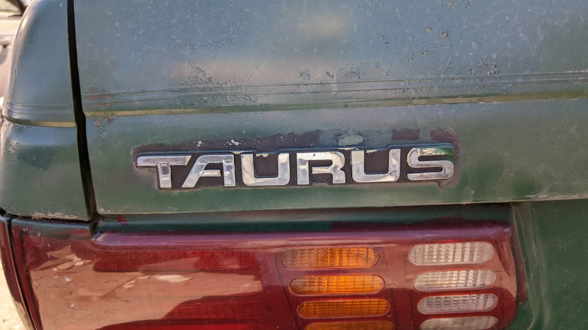 03 - 1986 Ford Taurus in Colorado junkyard - Photo by Murilee Martin