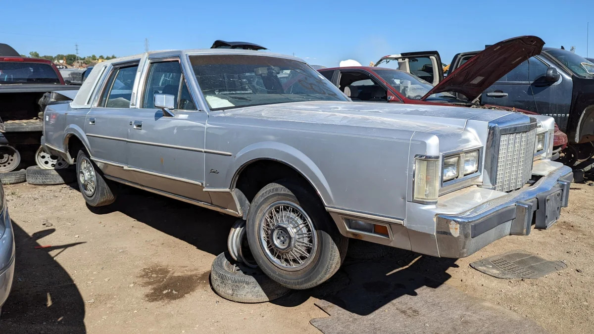 99 - 1986 Lincoln Town Car in Colorado junkyard - Photo by Murilee Martin