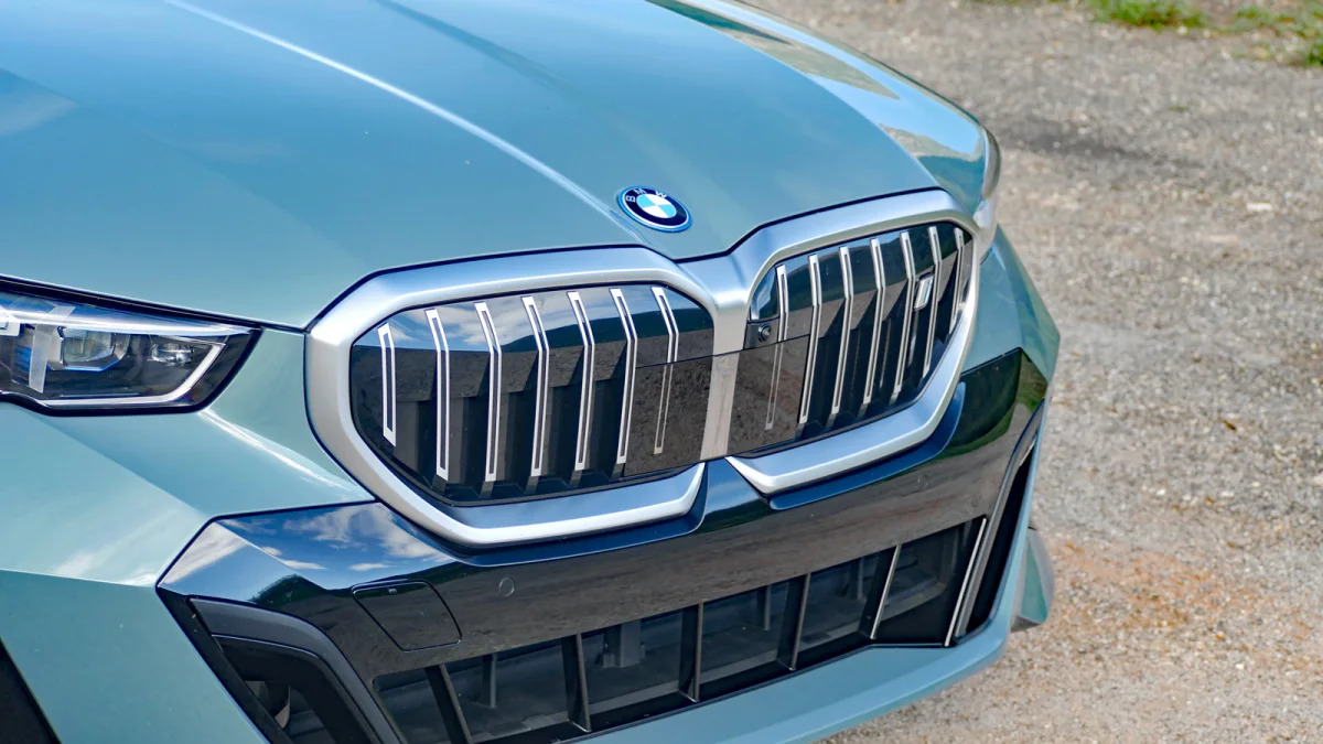 2024 BMW i5 eDrive40 grille and M Sport goatee