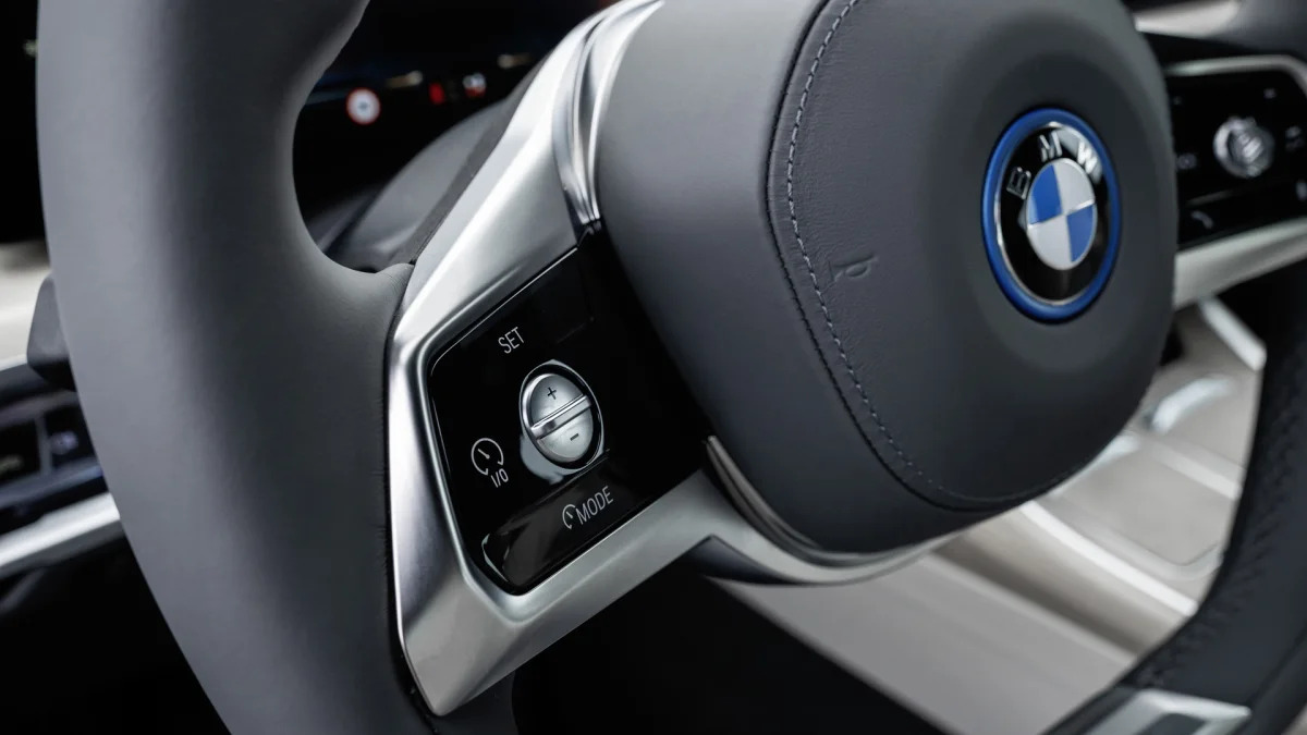 BMW i7 xDrive Oxid Grey wheel controls