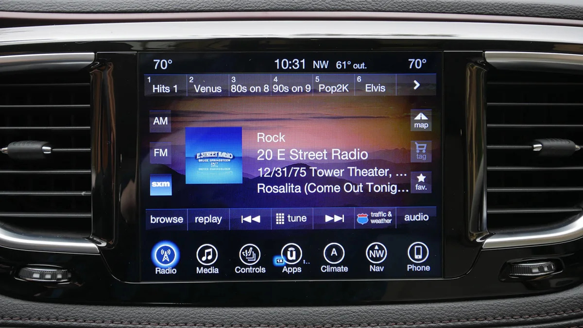 2017 Chrysler Pacifica infotainment system
