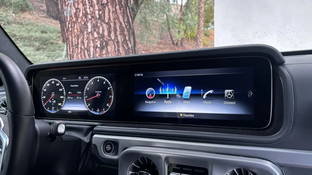Mercedes G 550 Professional Edition dual screens