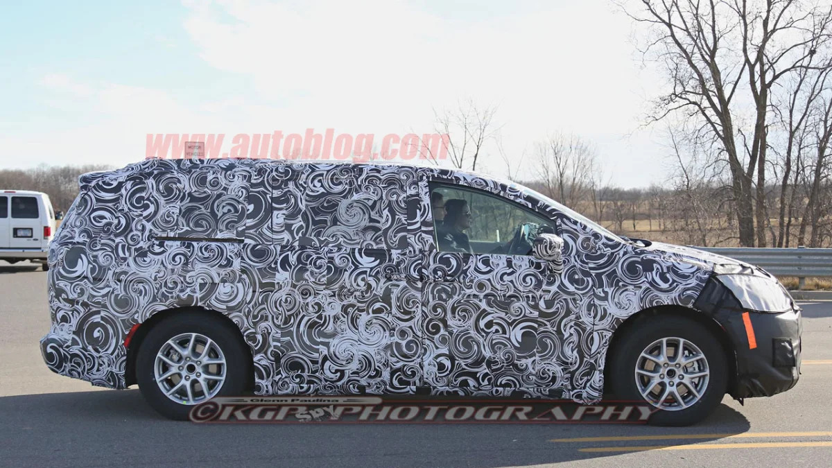 2017 chrysler town and country profile passenger side