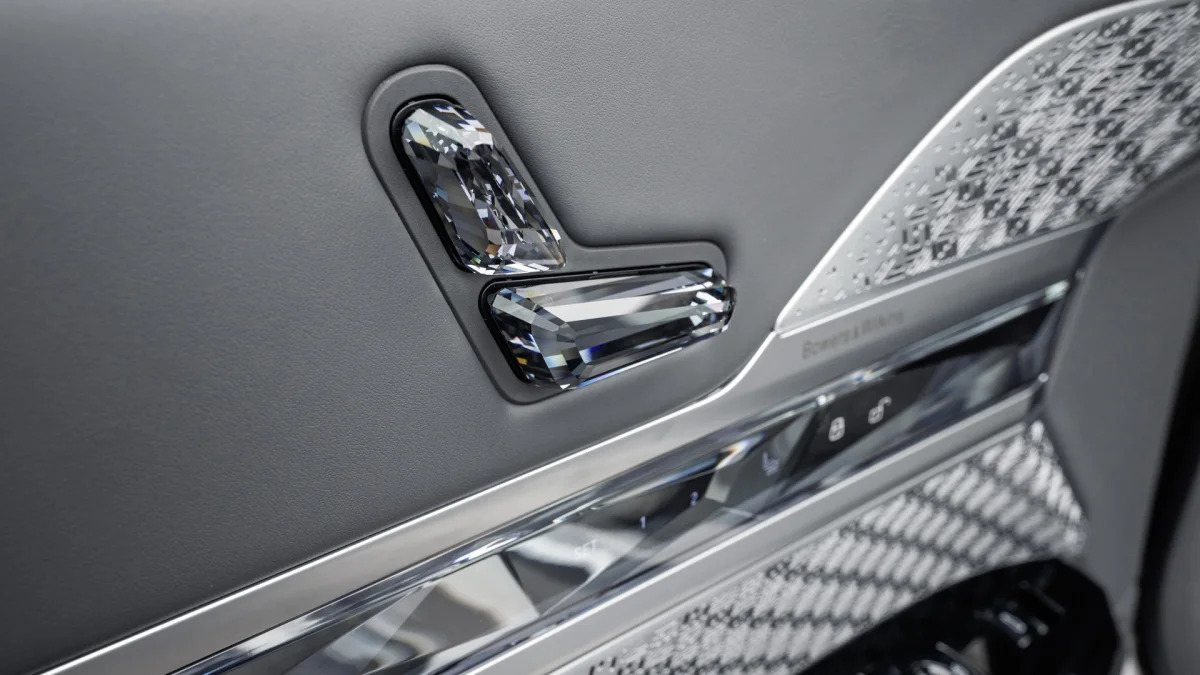 BMW i7 xDrive Oxid Grey crystal seat controls