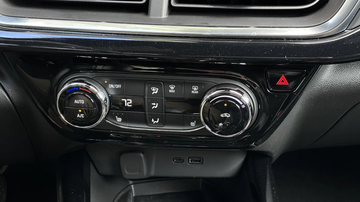 2024 Chevrolet Trax 2RS climate controls