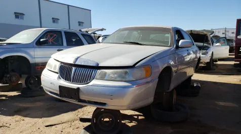 <h6><u>Junked 2000 Lincoln Town Car Cartier Edition</u></h6>
