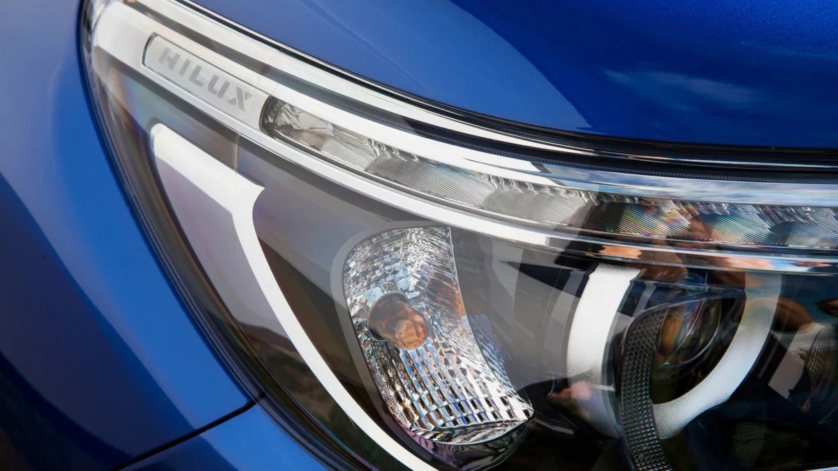 2016 Toyota HiLux headlight element