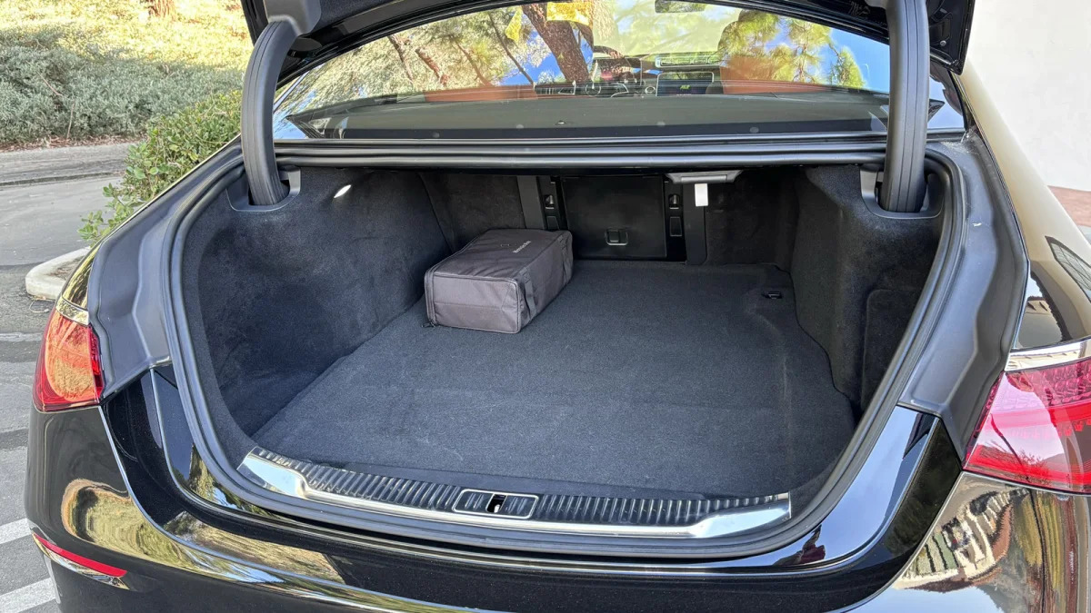 Mercedes-Benz S580e interior trunk