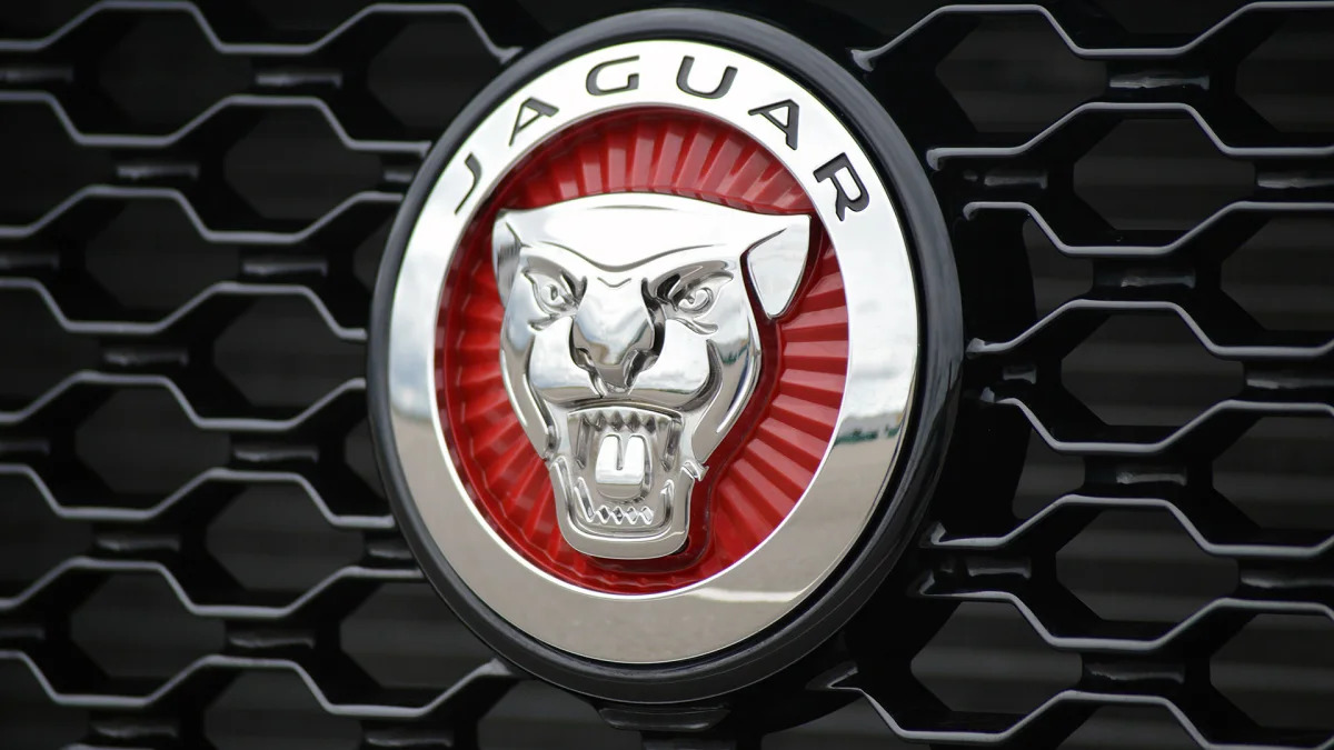 2016 Jaguar XF badge