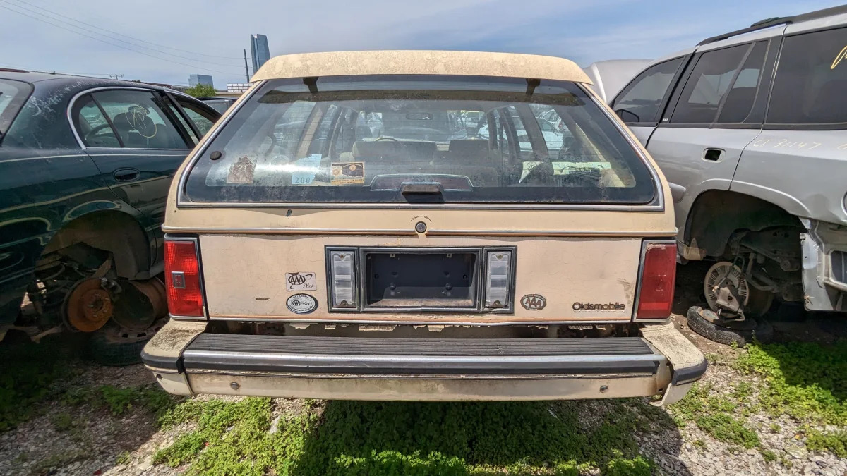 60 - 1986 Oldsmobile Cutlass Cruiser in Oklahoma junkyard - photo by Murilee Martin